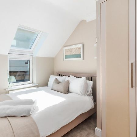 Weybridge - 2 Bed - Parking Apartment Luaran gambar