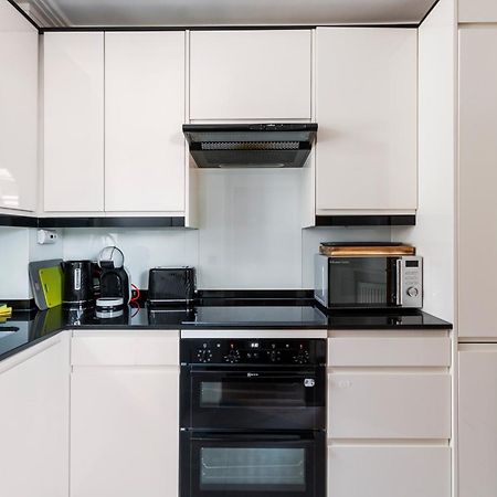 Weybridge - 2 Bed - Parking Apartment Luaran gambar