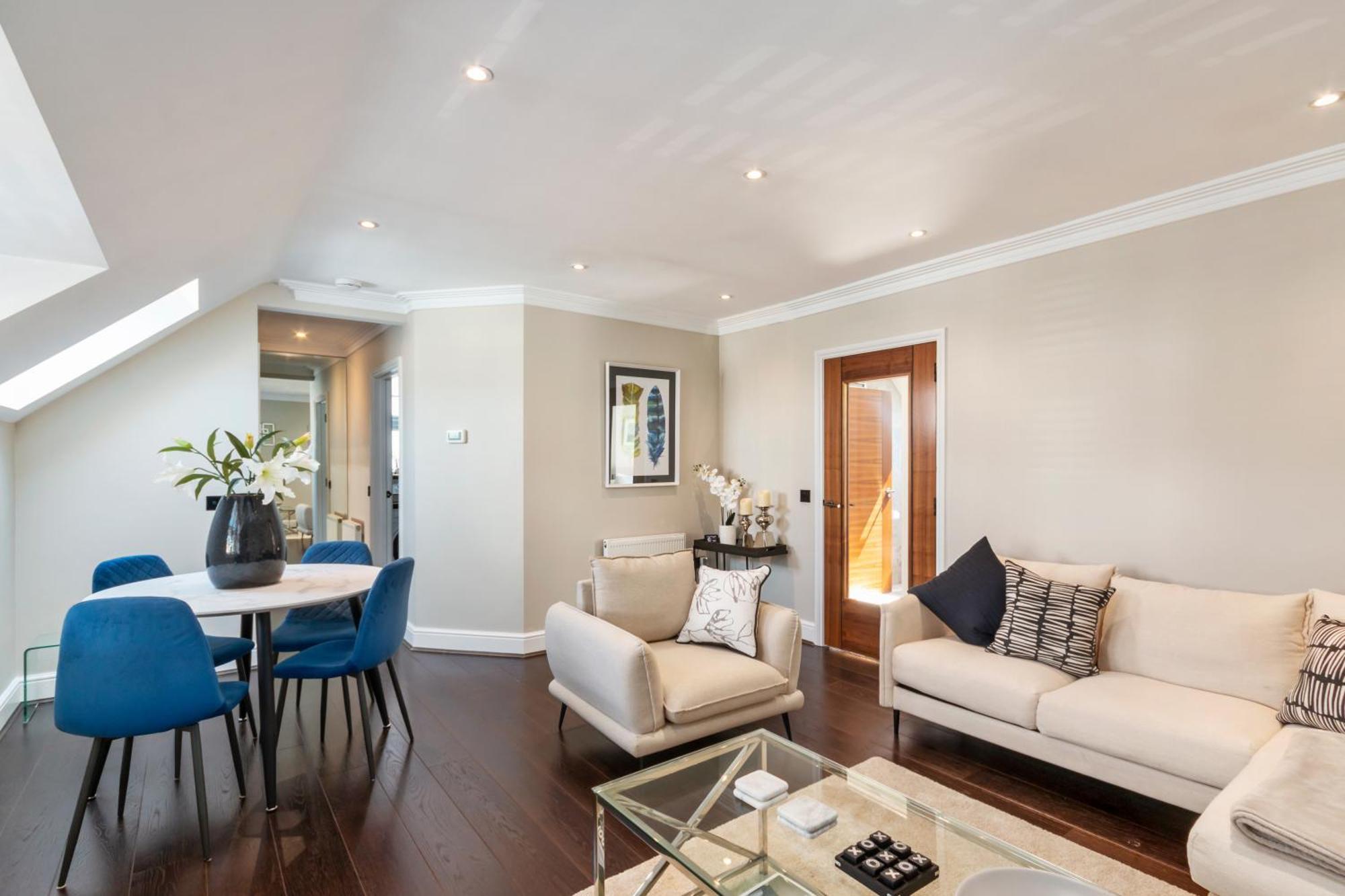 Weybridge - 2 Bed - Parking Apartment Luaran gambar