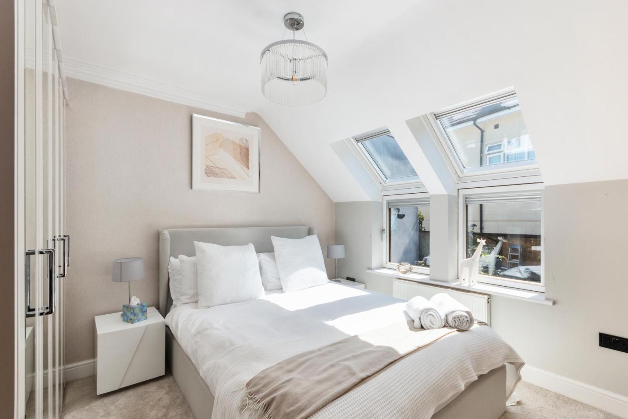 Weybridge - 2 Bed - Parking Apartment Luaran gambar