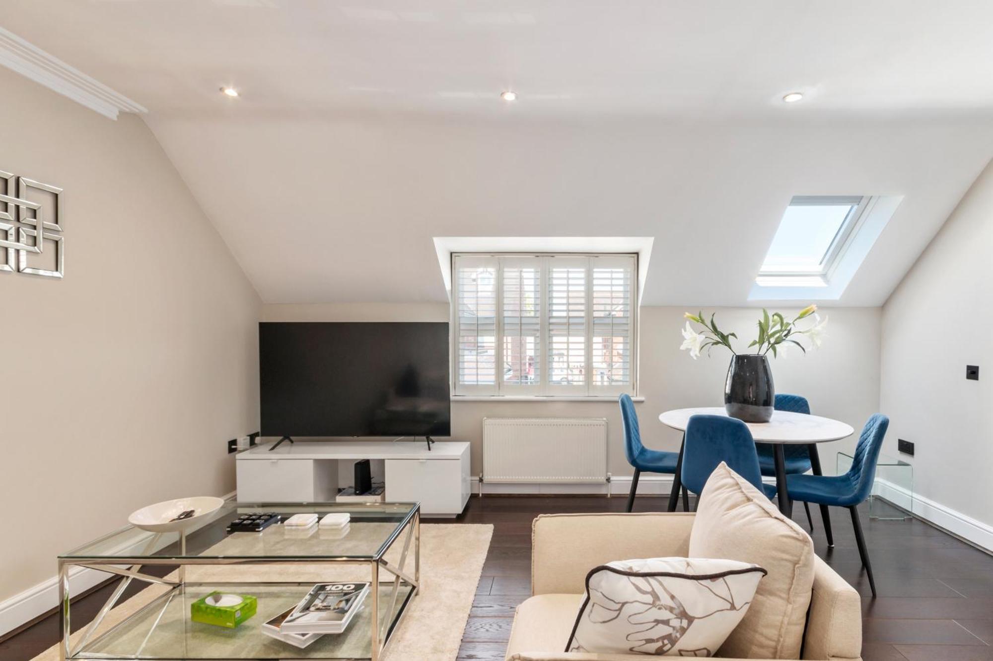 Weybridge - 2 Bed - Parking Apartment Luaran gambar