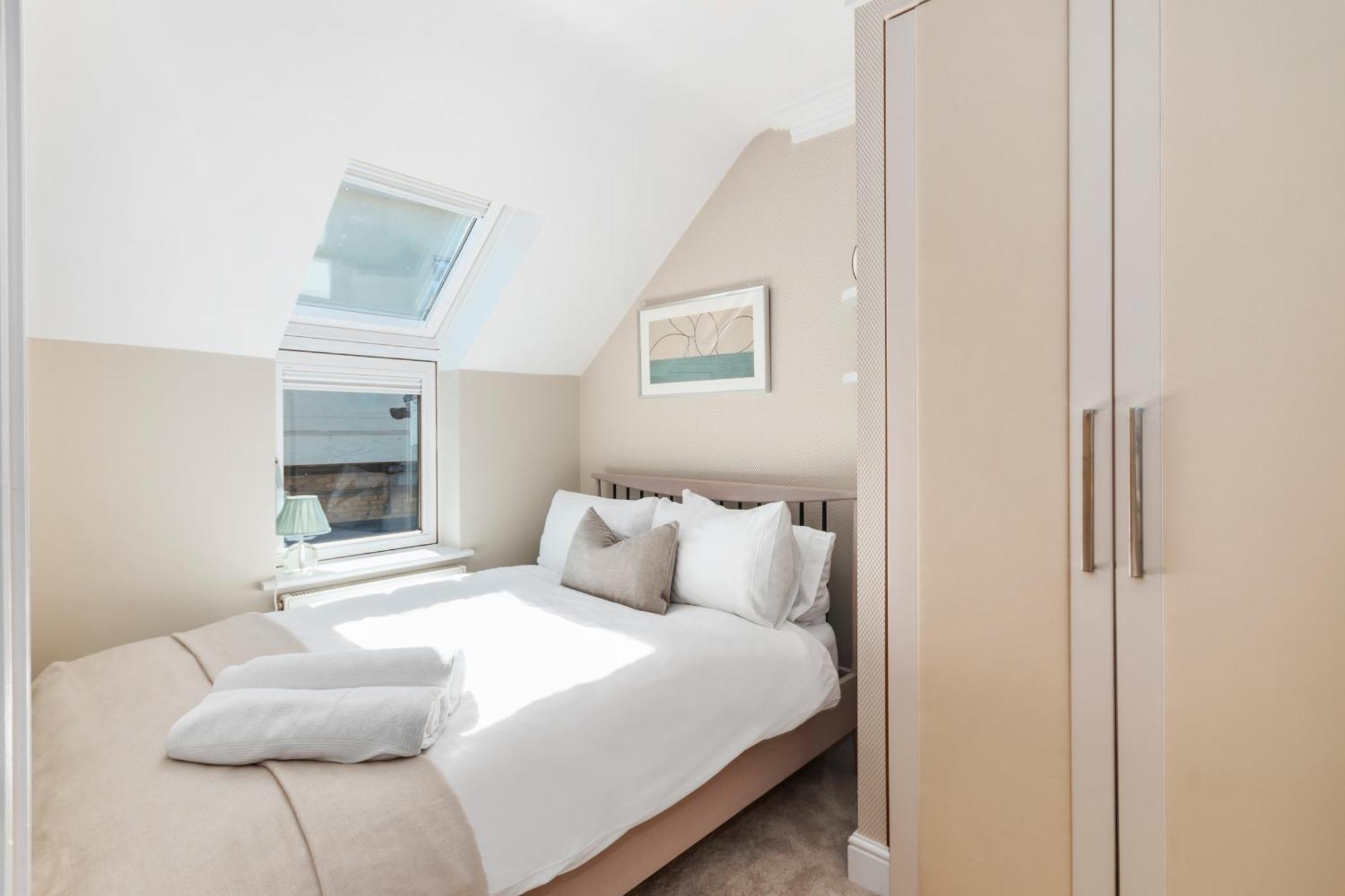 Weybridge - 2 Bed - Parking Apartment Luaran gambar