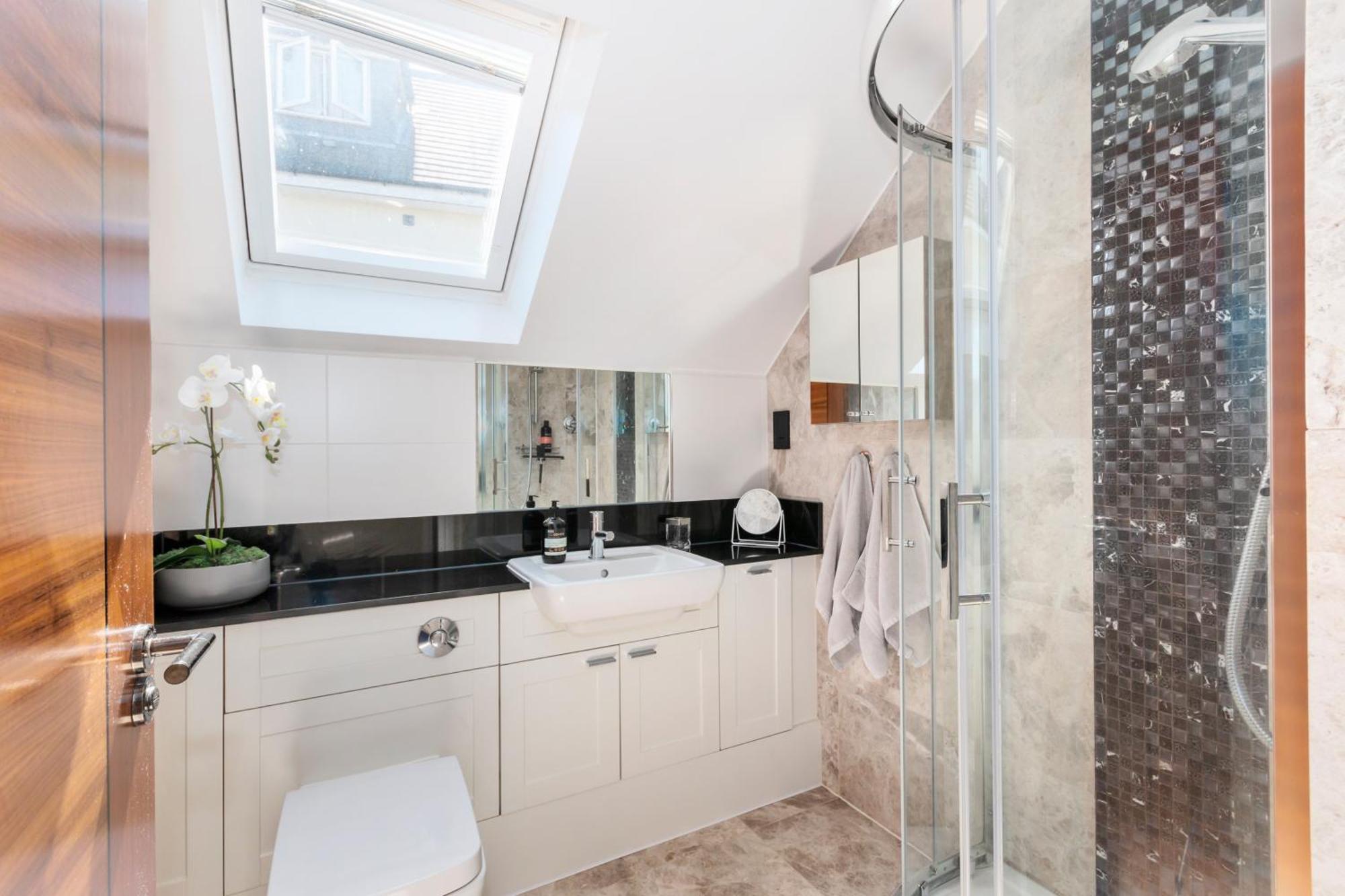 Weybridge - 2 Bed - Parking Apartment Luaran gambar