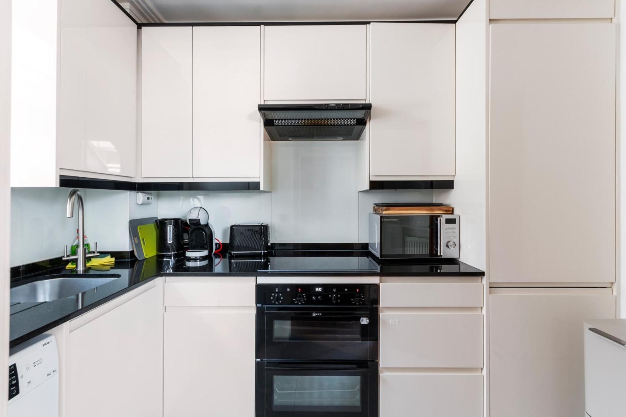 Weybridge - 2 Bed - Parking Apartment Luaran gambar